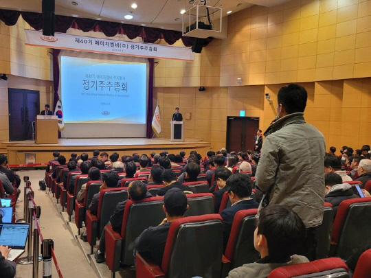 진양곤 HLB그룹 회장이 31일 대전광역시 유성구에서 열린 HLB 주주총회에서 주주들과 질의응답을 하고 있다. HLB 제공.